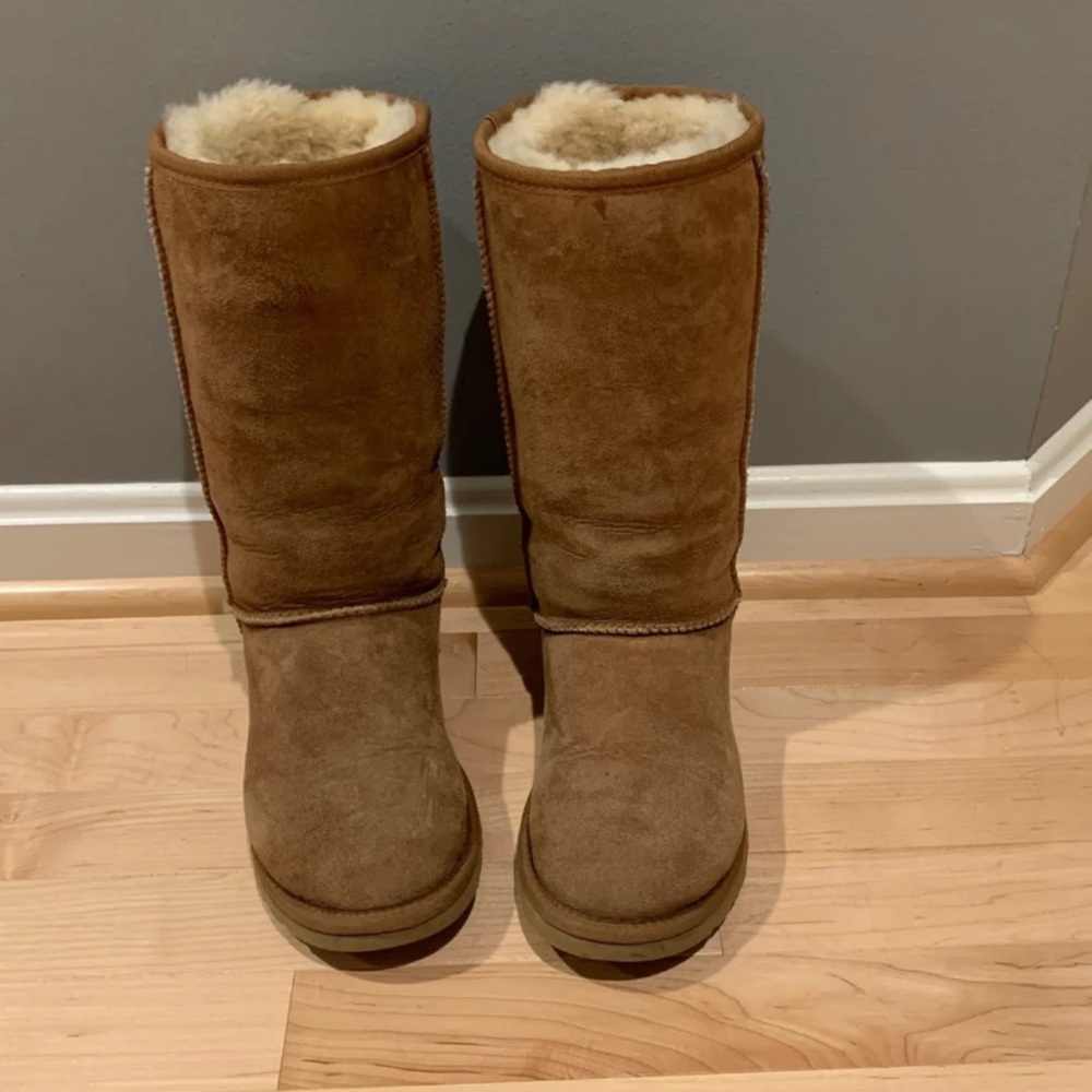 Ugg classic tall boots size 6 Euc
